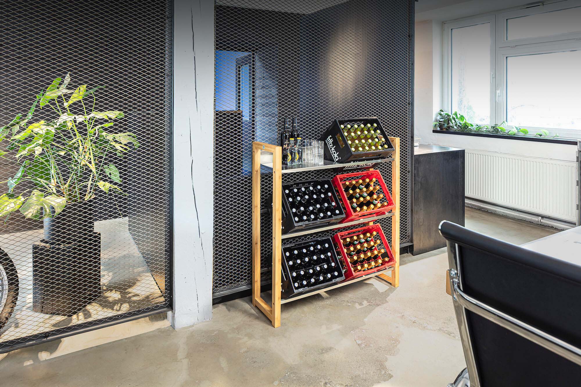 Büro Getränkekistenregal aus Holz und Edelstahl mit 6 Rothaus und Fritz-Kola Kästen